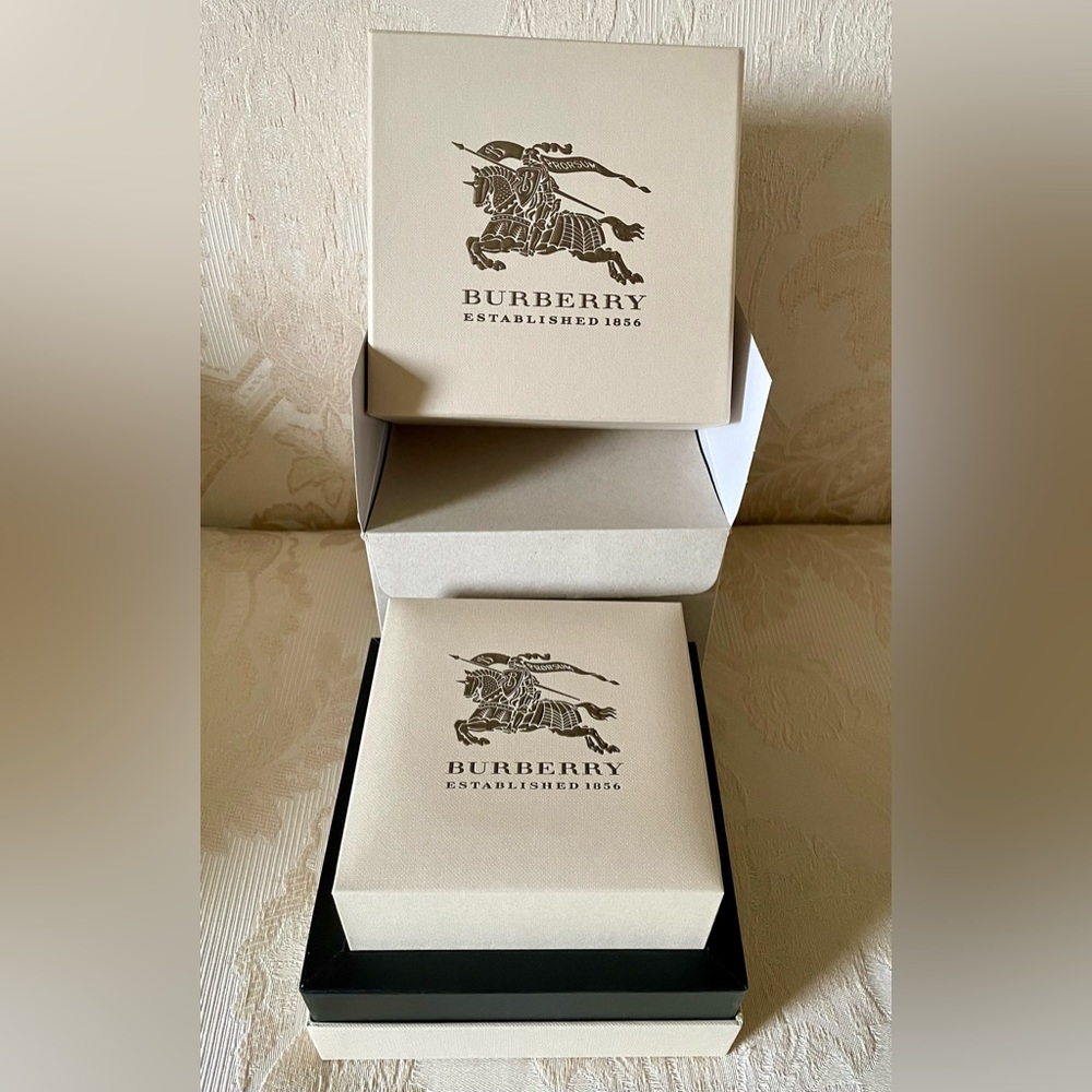 Authentic Burberry Watch Case - Picture 6 of 8